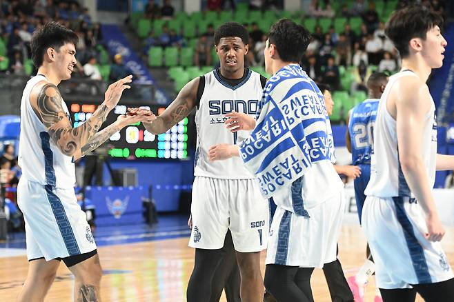 고양 소노 나이트가 12일 대구 한국가스공사와 경기에서 동료들과 하이파이브를 하고 있다.(KBL 제공)