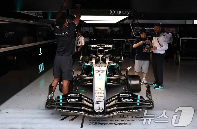 메르세데스-AMG 페트로나스 소속 피트 크루가 12일 오후 경기 용인 에버랜드 AMG 스피드웨이에서 ‘피치스 런 유니버스 2025‘ 쇼런 행사를 앞두고 F1 머신을 정비하고 있다. 2025.10.12/뉴스1 ⓒ News1 구윤성 기자