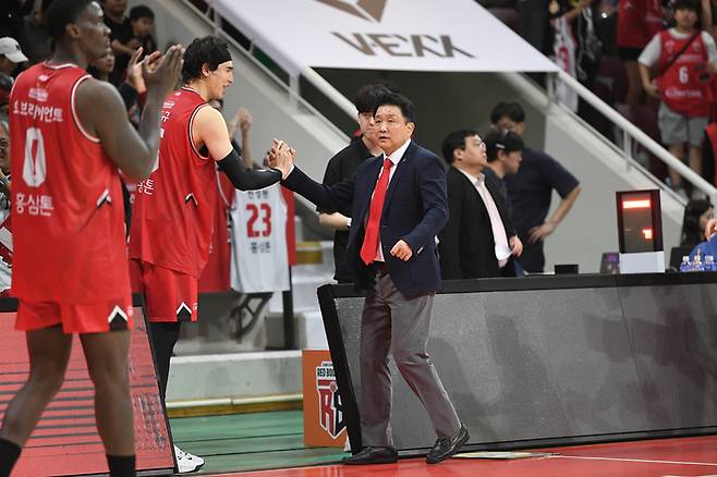 안양 정관장 김종규가 4일 안양 정관장 아레나에서 열린 2025~2026 LG전자 프로농구 정규리그 고양 소노전에서 승리한 후 유도훈 감독과 하이파이브 하고 있다. 사진 | KBL