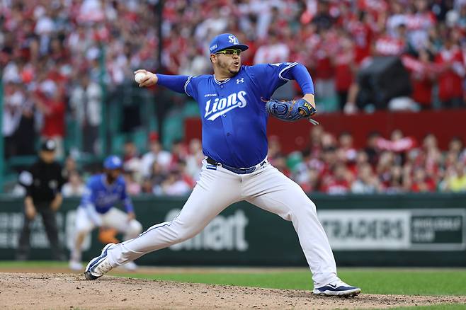 삼성 후라도가 11일 인천SSG랜더스필드에서 열린 2025 KBO리그 포스트시즌 SSG와 준플레이오프 2차전 9회말에 구원 등판해 역투하고 있다. 사진 | 삼성 라이온즈