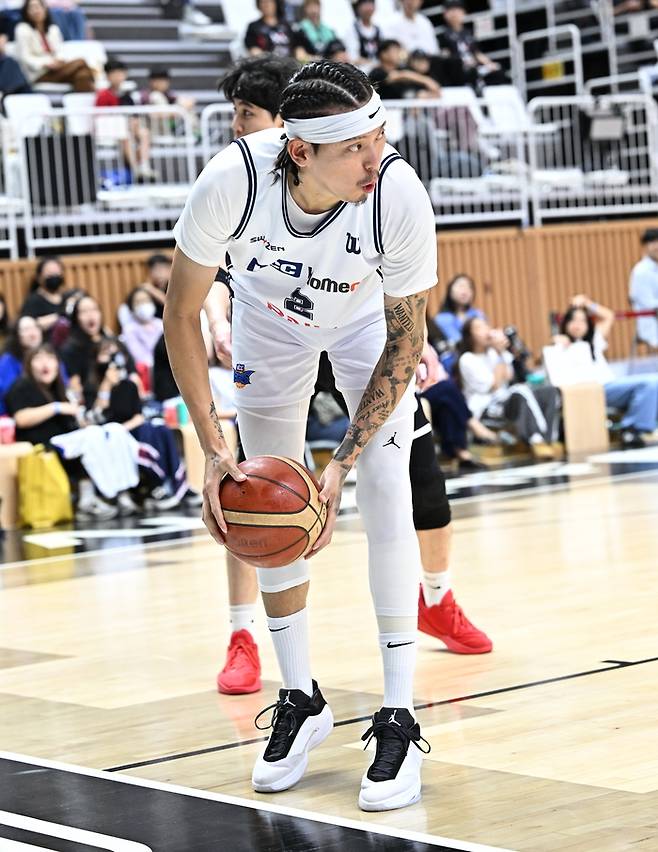 최준용이 공을 줍고 있다. 사진 | KBL