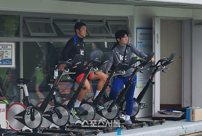 축구대표팀 공격수 황희찬이 12일 고양종합운동장 보조구장에서 이틀 뒤 열리는 파라과이전(서울월드컵경기장) 대비 훈련에 참가해 자전거를 타며 동료를 바라보고 있다. 사진 | 고양=김용일 기자