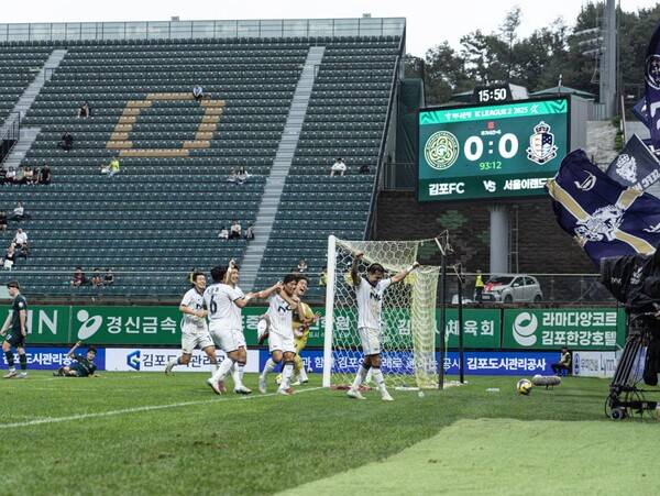 11일 김포솔터축구장에서 열린 김포와의 하나은행 K리그2 2025 34라운드 원정 경기에서 골을 넣고 기뻐하는 서울 이랜드 선수들. /사진=서울 이랜드