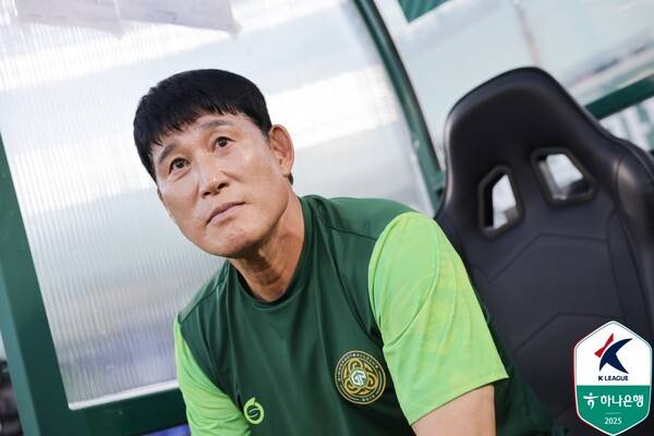 16일 경기도 김포솔터축구장에서 열린 하나은행 K리그2 2025 25라운드 수원삼성을 3-1로 꺾은 김포FC 고정운 감독. /사진=한국프로축구연맹