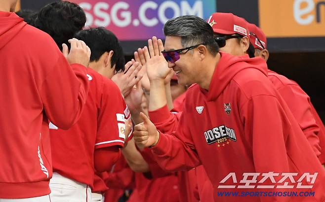 얼마나 고마웠으면 모자까지 벗고 고개 숙인 이숭용 감독은 김성욱을 향해 엄지를 치켜세웠다.