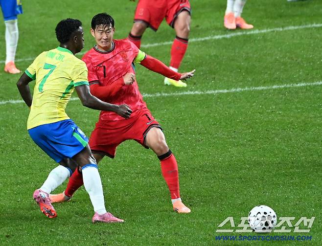 10일 서울월드컵경기장에서 열린 대한민국 축구대표팀과 브라질의 A매치 평가전, 손흥민과 비니시우스가 공을 다투고 있다. 상암=허상욱 기자wook@sportschosun.com/2025.10.10/