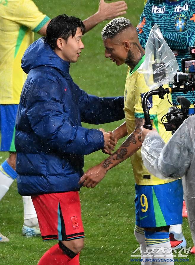 10일 서울월드컵경기장에서 열린 대한민국 축구대표팀과 브라질의 A매치 평가전, 손흥민이 히샬리송과 인사를 나누고 있다. 상암=허상욱 기자wook@sportschosun.com/2025.10.10/