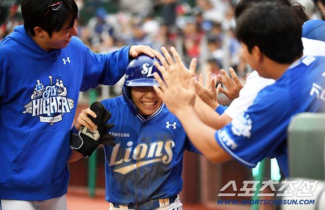 11일 인천SSG랜더스필드에서 열린 SSG와 삼성의 준PO 2차전. 삼성 김지찬이 득점 후 환호하고 있다. 인천=박재만 기자 pjm@sportschosun.com/2025.10.11/