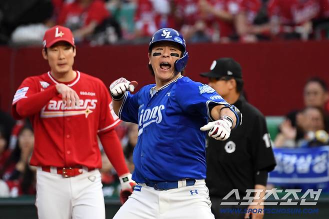 9회초 마지막 타석에서 SSG 마무리 조병현 상대 삼성 강민호는 동점 적시타를 날린 뒤포효했다.