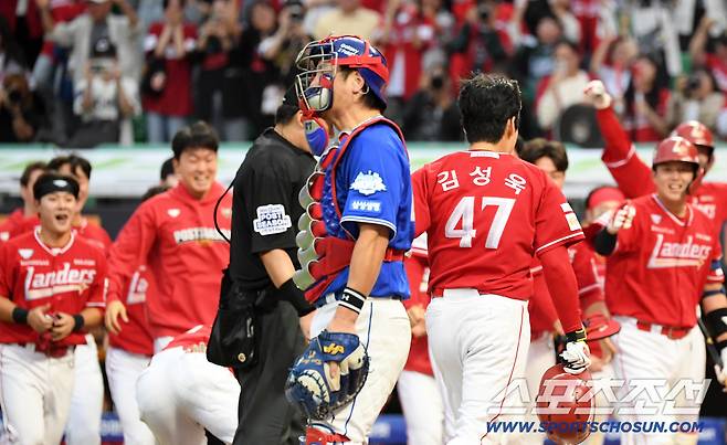 통증을 참고 9회까지 안방을 지킨 강민호는 끝내기 홈런을 받아들이기 힘들었다.