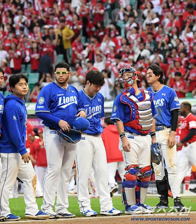 잡을 수 있었던 경기를 놓친 삼성 후라도와 강민호는 아쉬워하며 경기장을 나섰다.