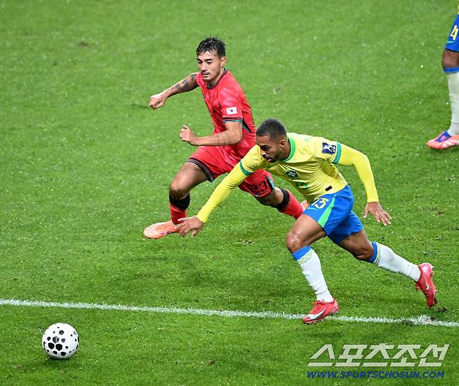 10일 서울월드컵경기장에서 열린 대한민국 축구대표팀과 브라질의 A매치 평가전, 옌스 카스트로프가 공을 다투고 있다. 상암=허상욱 기자wook@sportschosun.com/2025.10.10/