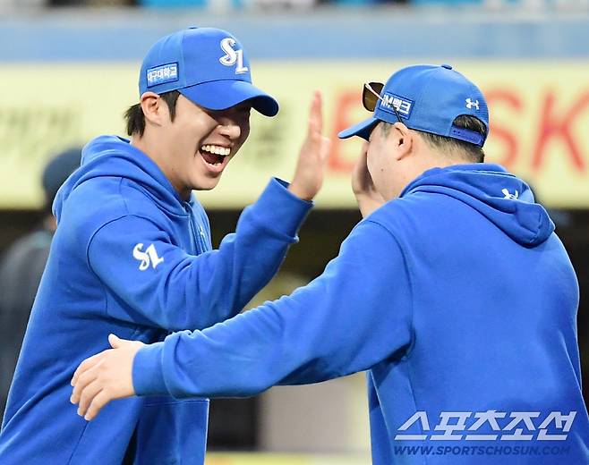 7일 대구 삼성라이온즈파크에서 열린 NC와 삼성의 와일드카드 2차전. 삼성이 NC에 승리하며 준PO에 진출했다. 원태인과 하이파이브를 나누고 있는 삼성 박진만 감독. 대구=송정헌 기자songs@sportschosun.com/2025.10.07/