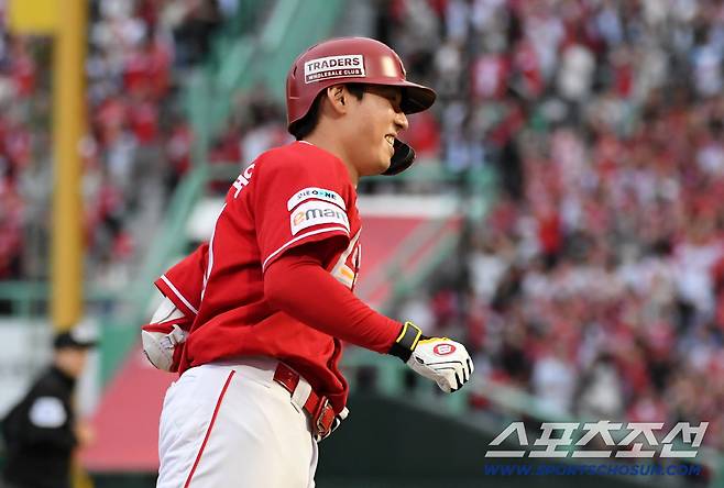 11일 인천SSG랜더스필드에서 열린 SSG와 삼성의 준PO 2차전. 9회말 1사 SSG 김성욱이 끝내기 홈런을 날린 뒤 환호하고 있다. 인천=박재만 기자 pjm@sportschosun.com/2025.10.11/