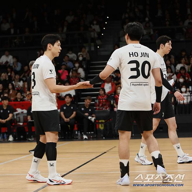 현대캐피탈 세터 황승빈(왼쪽)이 신호진과 하이파이브를 하고 있다. 사진제공=현대캐피탈