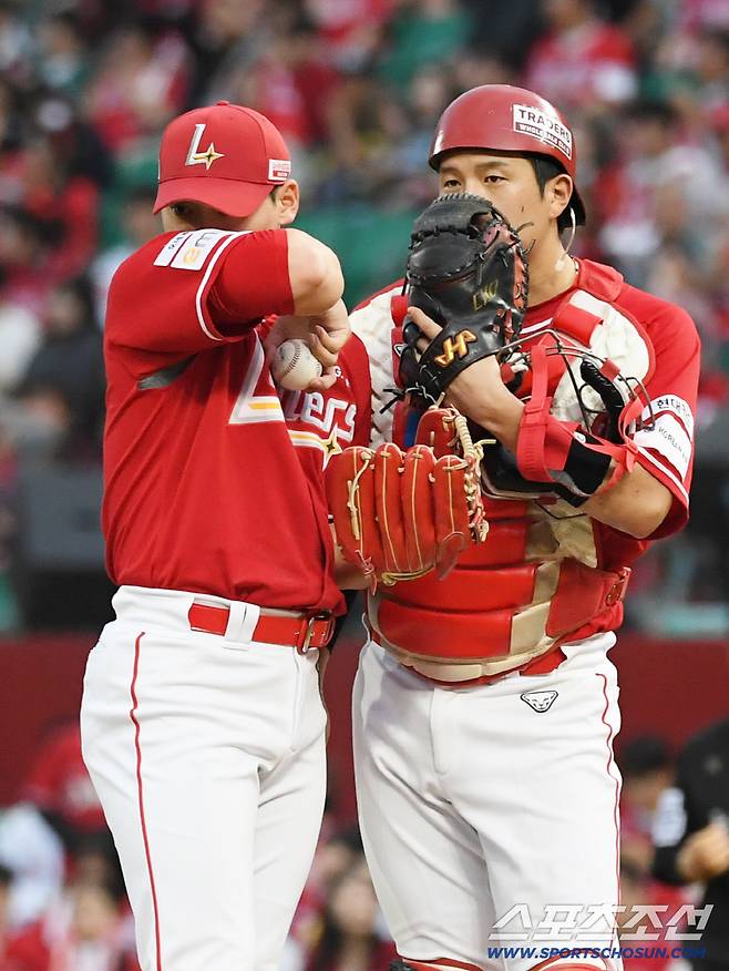 11일 인천SSG랜더스필드에서 열린 SSG와 삼성의 준PO 2차전. 9회초 SSG 마무리 조병현과 포수 조형우가 대화를 나누고 있다. 인천=박재만 기자 pjm@sportschosun.com/2025.10.11/