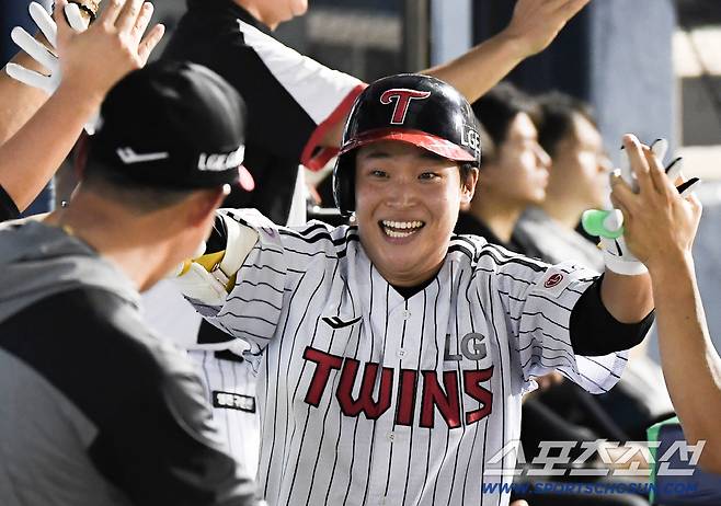30일 서울 잠실구장에서 열린 KT-LG전. 6회말 1사 박관우가 투런포를 친 후 환영받고 있다. 잠실=정재근 기자 cjg@sportschosun.com/2025.7.30/