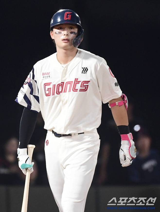 17일 부산 사직구장에서 열린 롯데와 삼성의 경기. 6회말 1사 만루. 삼진을 당한 윤동희. 부산=송정헌 기자songs@sportschosun.com/2025.08.17/