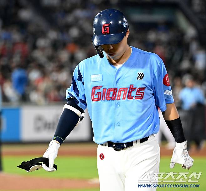8일 부산 사직야구장에서 열린 SSG와 롯데의 경기, 5회말 2사 만루 고승민이 좌익수 플라이로 물러나며 아쉬워하고 있다. 부산=허상욱 기자wook@sportschosun.com/2025.08.08/