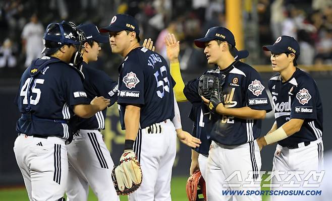 30일 잠실구장에서 열린 LG 트윈스와 두산 베어스의 경기. 승리한 두산 선수들이 기뻐하고 있다. 잠실=박재만 기자 pjm@sportschosun.com/2025.09.30/