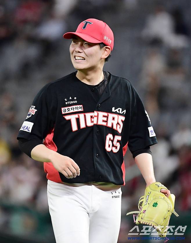 28일 인천 SSG랜더스필드에서 열린 KBO리그 SSG와 KIA의 경기. 7회 투구랄 마치고 마운드를 내려오는 KIA 성영탁. 인천=송정헌 기자songs@sportschosun.com/2025.08.28/