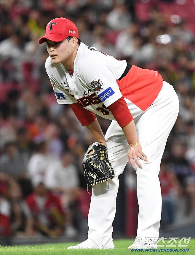 16일 광주 기아 챔피언스필드에서 열린 한화-KIA전. 5회초 2사 3루. 최지민이 문현빈의 타구에 맞으며 1타점 내야안타를 허용한 후 아쉬워하고 있다. 광주=정재근 기자 cjg@sportschosun.com/2025.9.16/