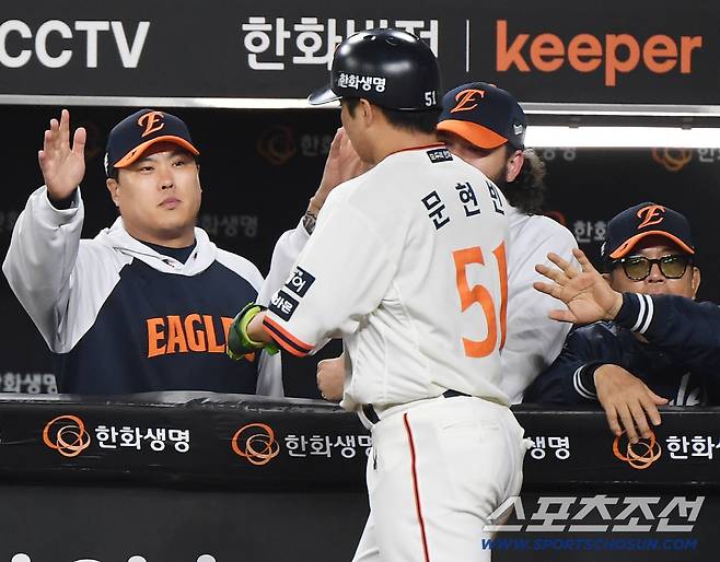 29일 대전 한화생명볼파크에서 열린 LG-한화전. 6회말 무사 1, 2루 채은성의 적시타 때 득점한 문현빈이 류현진의 환영을 받고 있다. 대전=정재근 기자 cjg@sportschosun.com/2025.9.29/