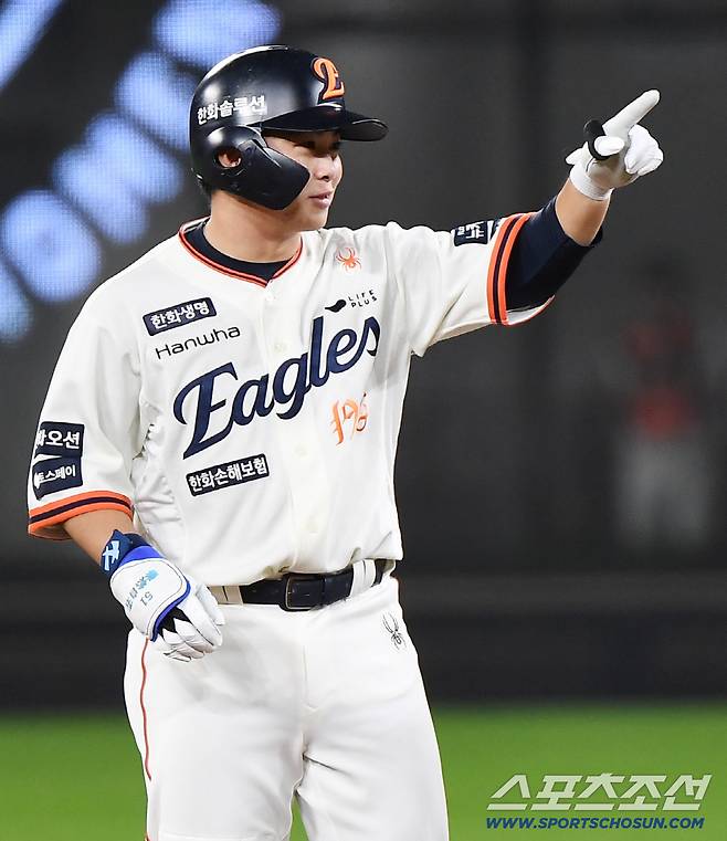 29일 대전 한화생명볼파크에서 열린 LG-한화전. 3회말 2사 문현빈이 2루타를 친 후 기뻐하고 있다. 대전=정재근 기자 cjg@sportschosun.com/2025.9.29/