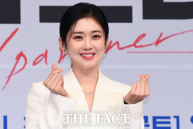 배우 장나라가 12일 저녁 7시 40분 첫 방송하는 tvN 새 예능 프로그램 '바다 건너 바퀴 달린 집: 북해도 편'에 고정 출연한다. /더팩트 DB