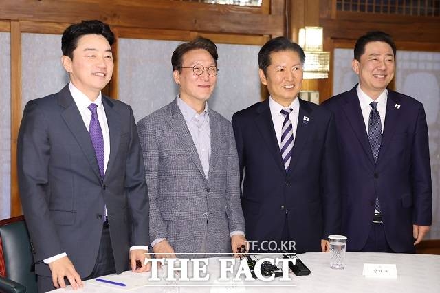 김민석 국무총리가 12일 서울 종로구 삼청동 국무총리 서울공관에서 열린 제4차 고위당정협의회에 앞서 강훈식 대통령 비서실장, 정청래 더불어민주당 대표, 김병기 원내대표와 기념촬영하고 있다. /뉴시스