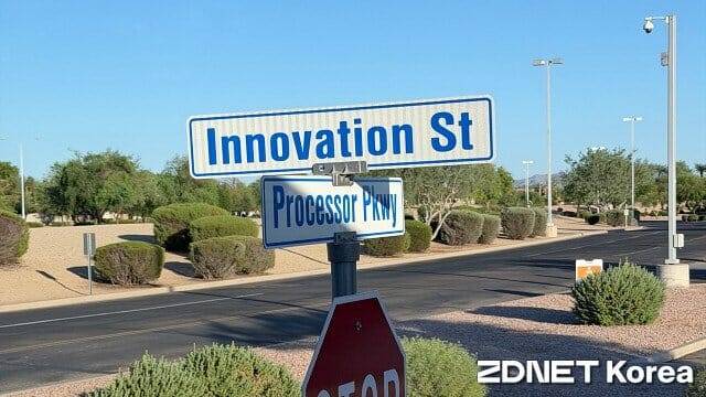 시설 안 주요 교차로 표지판마다 '혁신로', '프로세서 길' 등 특이한 표지판이 보인다. (사진=지디넷코리아)
