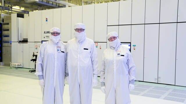 10월 초 팹52를 방문한 립부 탄 인텔 CEO. EUV 노광장비가 보인다. (사진=인텔)