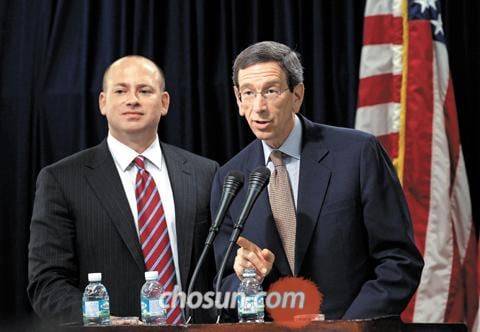 2010년 로버트 아인혼 미국 원자력 협상 수석대표는 대북제재 조정관으로도 활동했다. 같은 해  8월 2일 아인혼(오른쪽)이  미 국무부 이란·북한 제재담당 조정관 자격으로 대니얼 글레이저 미 재무부 부차관보와 함께 방한, 서울 용산 미 대사관 자료정보센터에서 기자회견을 갖고 있다./조선일보