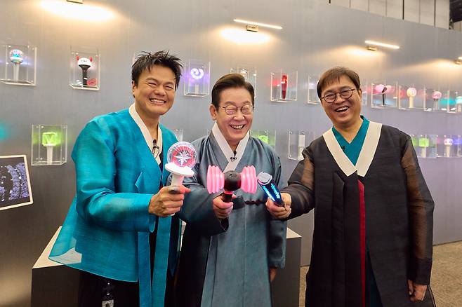 이재명 대통령이 지난 1일 경기 고양시 킨텍스에서 열린 대중문화교류위원회 출범식 K컬처 체험존에서 블랙핑크 응원봉 점등을 하고 있다. 왼쪽부터 박진영 대중문화교류위원회 공동위원장, 이 대통령, 최휘영 문화체육관광부 장관./뉴스1