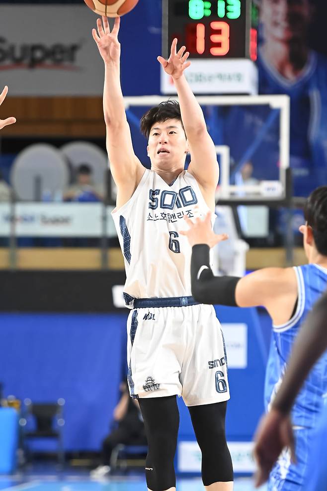 고양 소노의 이정현이 12일 대구 한국가스공사와의 원정 경기에서 슛을 던지고 있다. /KBL