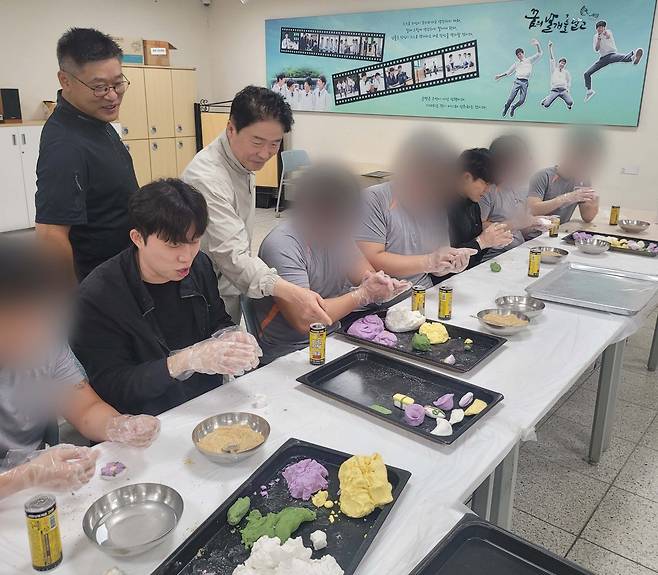 전주소년원 교사들이 추석을 맞아 보호소년들과 송편을 빚으며 즐거운 시간을 보내고 있다. 전주=박태근 기자 ptk@donga.com