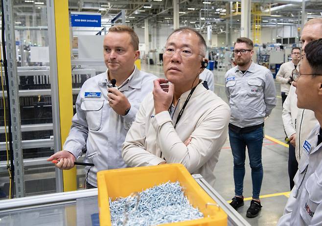 정의선 회장이 현대차 체코공장 내에 위치한 현대모비스 배터리시스템(BSA) 공장에서 현지 직원과 이야기를 나누고 있다.