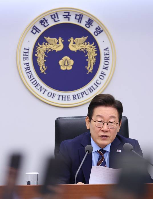 수석보좌관회의 주재하는 이재명 대통령     (서울=연합뉴스) 김도훈 기자 = 이재명 대통령이 2일 용산 대통령실에서 수석보좌관회의를 주재하고 있다. 2025.10.2     superdoo82@yna.co.kr (끝)