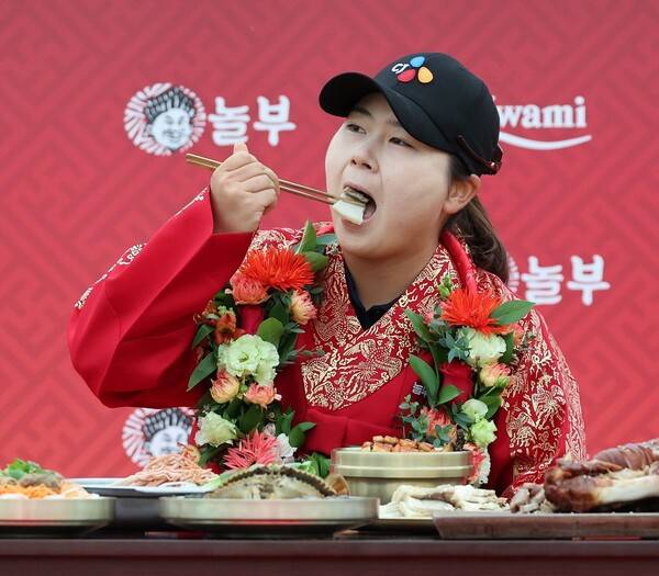 2025년 한국여자프로골프(KLPGA) 투어 신설 대회인 K-푸드 놀부·화미 마스터즈 우승을 차지한 홍정민 프로가 '우승 세리머니 챔피언 한상'을 받고 맛있게 먹는 모습이다. 사진제공=KLPGA (사진을 무단으로 사용하지 마십시오.)