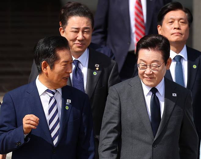 유엔 총회 참석차 출국하는 이재명 대통령(앞줄 오른쪽)이 지난 9월22일 성남 서울공항에서 공군 1호기로 향하며 정청래 더불어민주당 대표와 대화하고 있다. 연합뉴스