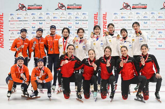 한국 쇼트트랙 여자 대표팀(뒷줄 오른쪽)이 12일(한국시각) 여자 3000m 계주 결승에서 금메달을 딴 뒤 기념사진을 찍고 있다. 몬트리올/AP 연합뉴스