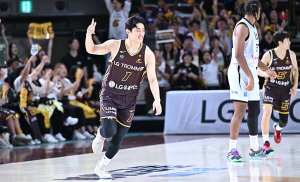 엘지의 슈터 유기상이 12일 창원체육관에서 열린 프로농구 케이티와 경기에서 3점포로 성공시킨 뒤 손가락을 펼쳐보이고 있다. KBL 제공