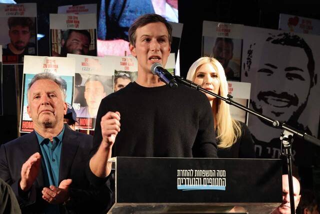 도널드 트럼프 미국 대통령의 맏사위 재러드 쿠슈너(가운데)가 11일 ‘인질광장’으로 불리는 이스라엘 텔아비브미술관 앞 광장에서 열린 시민 집회에서 연설하고 있다. 트럼프의 중동특사인 스티브 윗코프(왼쪽)와 트럼프의 딸 이방카(오른쪽)도 이날 집회에 참석해 발언했다. AFP 연합뉴스