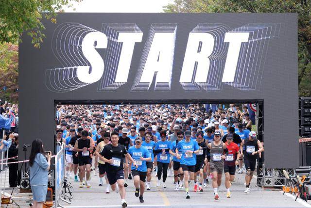 개천절인 3일 강원 춘천시 남산면 엘리시안 강촌 리조트 입구에서 2025 춘천연합마라톤 참가자들이 출발하고 있다. 춘천=연합뉴스