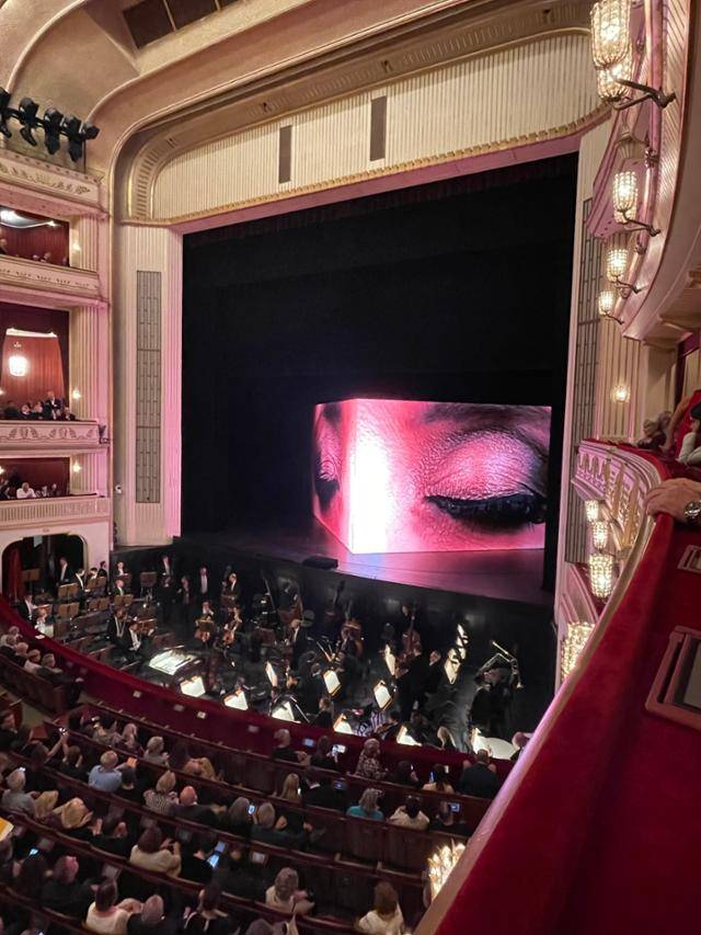 사이먼 스톤 연출 오페라 '라 트라비아타'. 무대 위 스크린에 인플루언서로 재해석된 비올레타를 향한 '좋아요' 숫자가 새겨졌다. 필자 제공