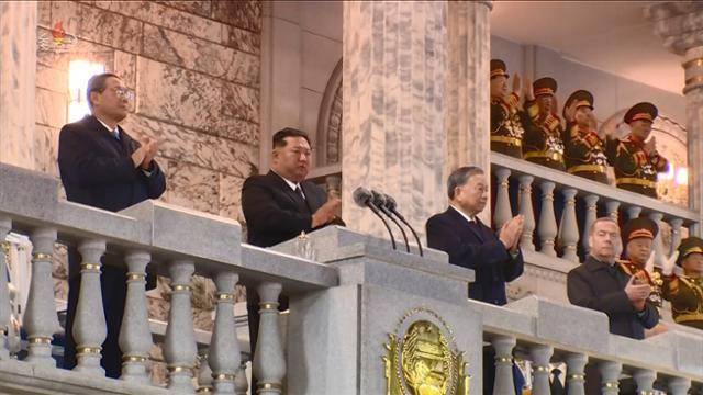 지난 10일 평양 김일성광장에서 노동당 창건 80주년 경축 열병식이 성대히 거행됐다고 조선중앙TV가 11일 보도했다. 김정은 북한 국무위원장이 외국 대표들과 열병식을 관람하고 있다. 오른쪽부터 드미트리 메드베데프 러시아 국가안보위원회 부의장, 또 럼 베트남 공산당 서기장, 김정은 국무위원장, 리창 중국 국무원 총리. 조선중앙TV 캡처