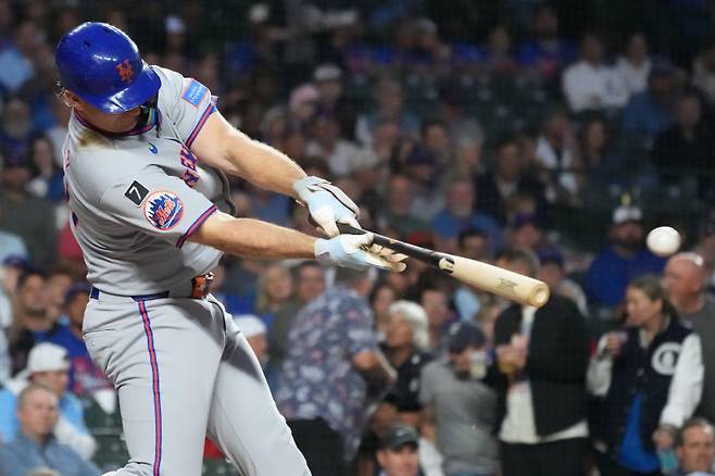 <yonhap photo-3663=""> New York Mets' Pete Alonso hits a double during the first inning of a baseball game against the Chicago Cubs in Chicago, Thursday, Sept. 25, 2025. (AP Photo/Nam Y. Huh)/2025-09-26 09:42:09/ <저작권자 ⓒ 1980-2025 ㈜연합뉴스. 무단 전재 재배포 금지, AI 학습 및 활용 금지></yonhap>