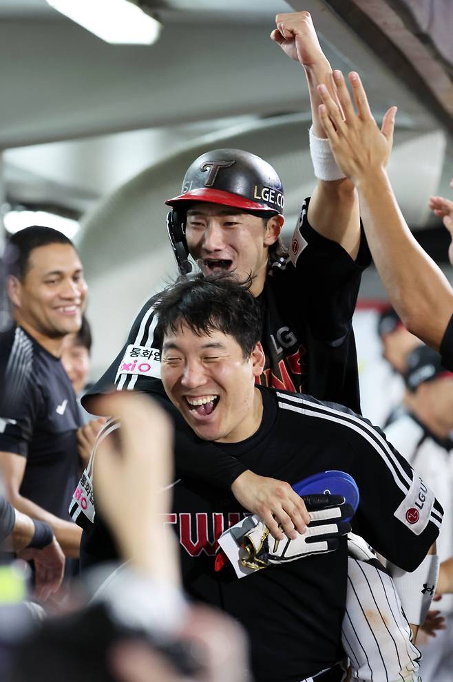 <yonhap photo-5053=""> 김현수에게 업혀 기뻐하는 신민재 (광주=연합뉴스) 조남수 기자 = 24일 광주기아챔피언스필드에서 열린 프로야구 LG 트윈스와 KIA 타이거즈의 경기. 6회초에 동점 3루타를 때린 LG 신민재가 후속 문성주의 적시타 때 역전 득점을 올리고 김현수 등에 업혀 기뻐하고 있다. 2025.8.24 iso64@yna.co.kr/2025-08-24 20:14:35/ <저작권자 ⓒ 1980-2025 ㈜연합뉴스. 무단 전재 재배포 금지, AI 학습 및 활용 금지></yonhap>
