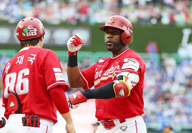 <yonhap photo-4115="">11일 인천 SSG랜더스필드에서 열린 2025 프로야구 KBO리그 포스트시즌 준플레이오프 2차전 삼성 라이온즈와 SSG 랜더스의 경기. 5회말 2사 3루 상황에서 SSG 에레디아가 1타점 적시타를 친 뒤 세리머니 하고 있다. 2025.10.11 [연합뉴스]</yonhap>