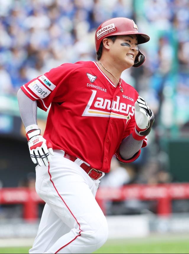 11일 열린 준플레이오프 2차전에서 홈런을 때려낸 고명준. SSG 제공